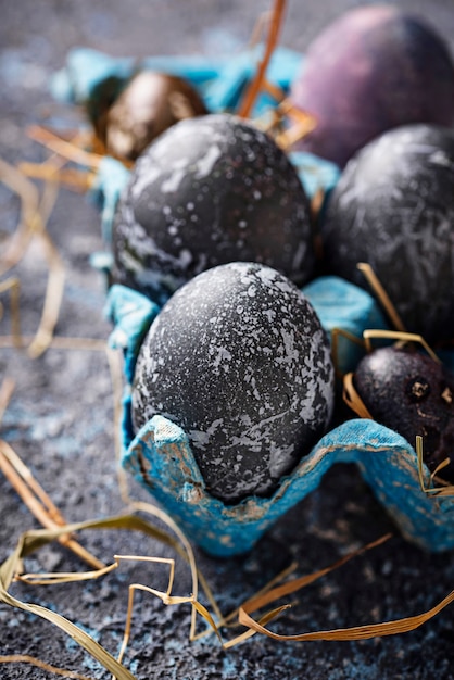 Ovos de Páscoa com efeito de pedra ou mármore