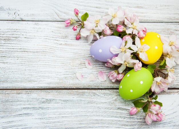 Foto ovos de páscoa com flor
