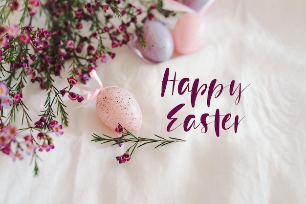 Ovos de Páscoa com flores em tecido de linho branco Primavera e conceito de Páscoa