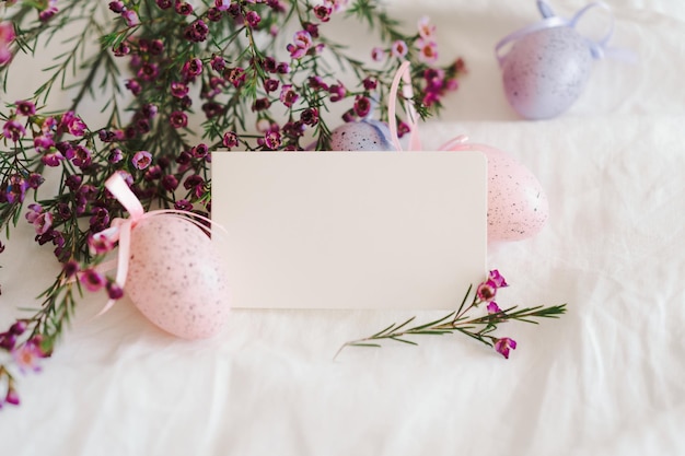 Ovos de Páscoa com flores em tecido de linho branco Primavera e conceito de Páscoa