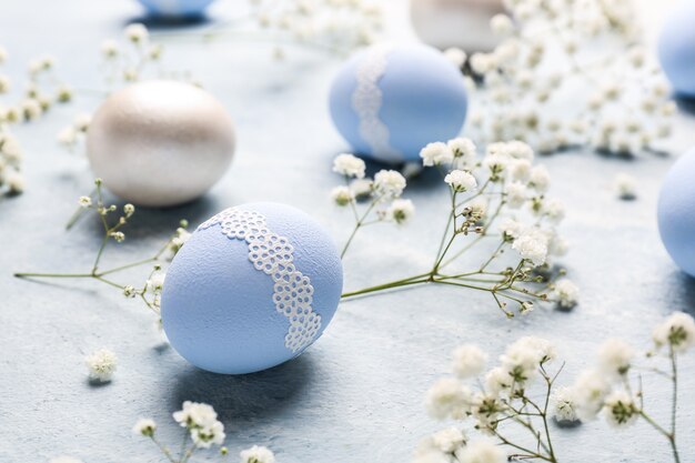 Ovos de páscoa com flores na cor de fundo