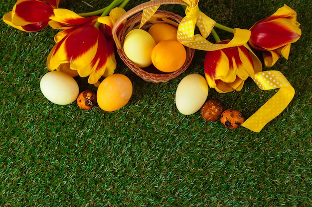 Ovos de Páscoa com flores na grama verde