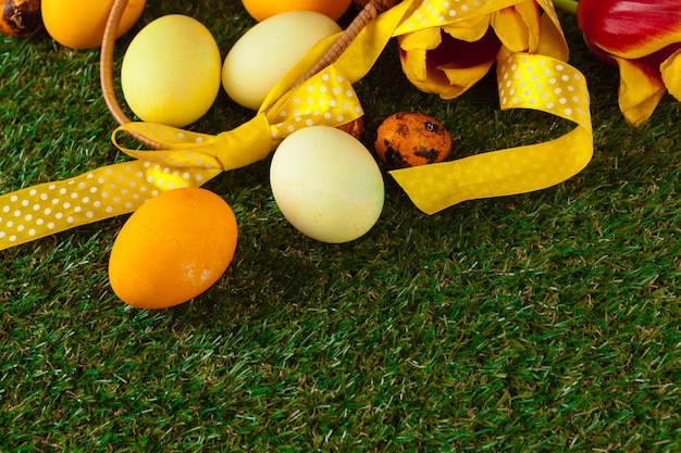 Ovos de páscoa com flores na grama verde