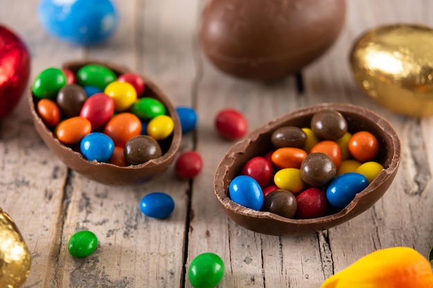 Ovos de Páscoa de chocolate coloridos na mesa de madeira