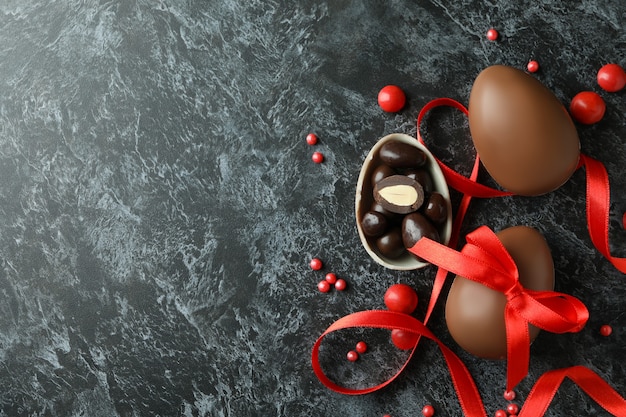 Ovos de Páscoa de chocolate com bombons em esfumaçado preto