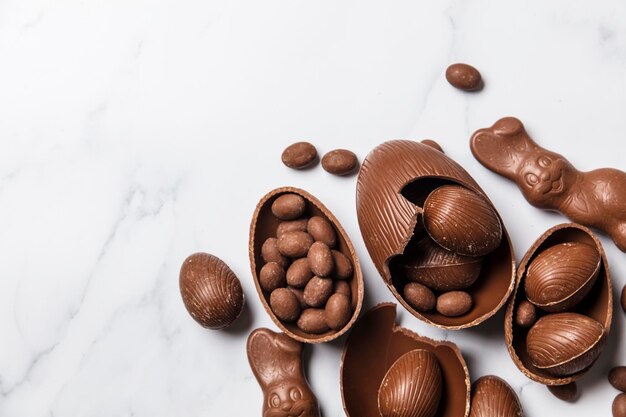 Ovos de páscoa de chocolate e coelhinhos em um fundo de mármore