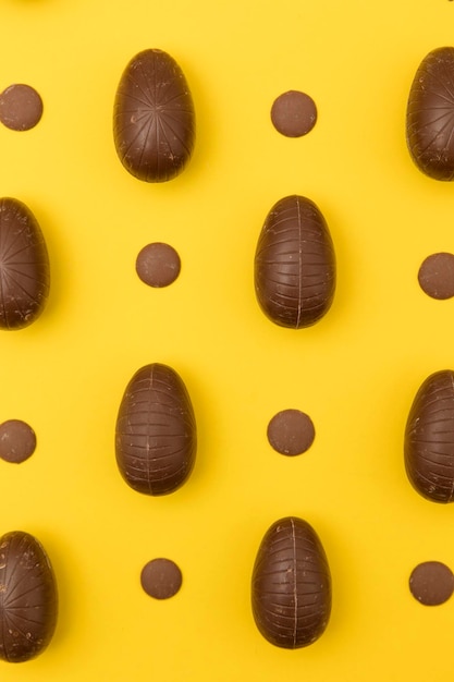 Ovos de páscoa de chocolate em um fundo amarelo brilhante conceito de férias de páscoa