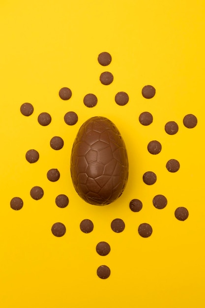 Ovos de páscoa de chocolate em um fundo amarelo brilhante conceito de férias de páscoa