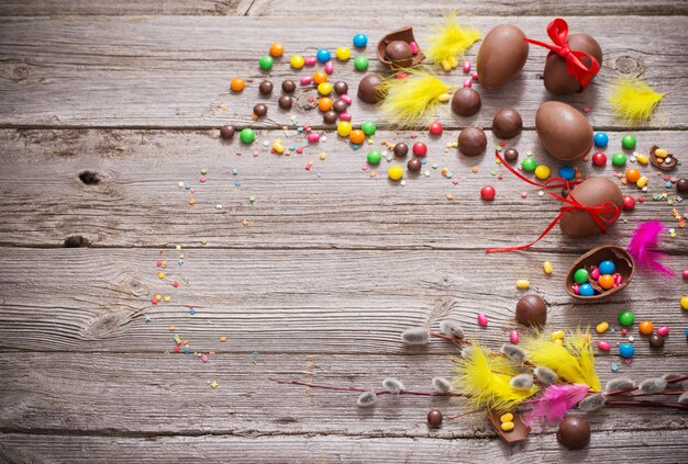 Ovos de páscoa de chocolate sobre a mesa de madeira