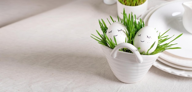 Ovos de Páscoa de composição festiva com olhos em uma tigela branca sobre um fundo claro de mesa Feliz conceito de páscoa