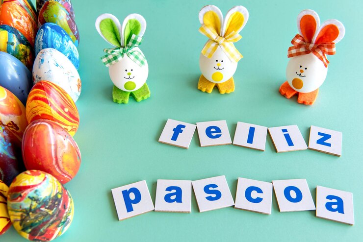 Foto ovos de páscoa de conceito de páscoa em fundo verde com feliz páscoa escrito em português