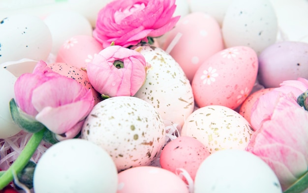 Ovos de Páscoa de cor pastel e fundo de flor de botões de ouro rosa