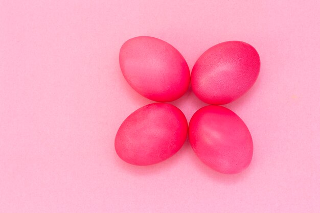 Ovos de Páscoa de cor rosa em um fundo rosa. Feliz Páscoa.