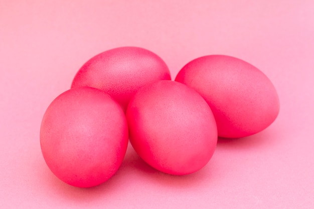 Ovos de Páscoa de cor rosa em uma superfície rosa. Feliz Páscoa.