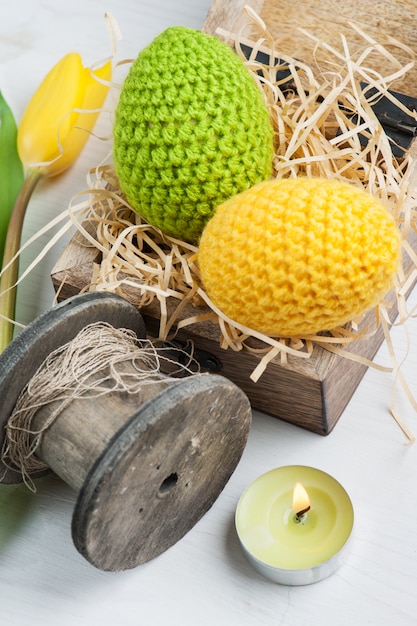 Ovos de Páscoa de malha amarelo verde