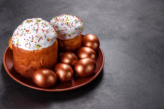 Ovos de Páscoa de ouro e bronze e bolo de Páscoa. Preparação para o feriado