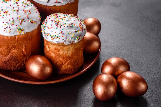 Ovos de Páscoa de ouro e bronze e bolo de Páscoa. Preparação para o feriado