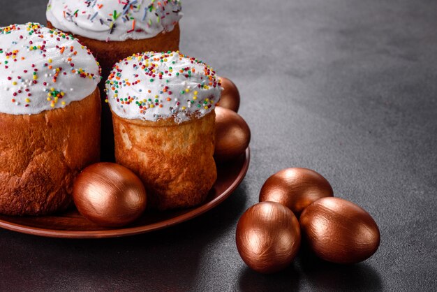 Ovos de Páscoa de ouro e bronze e bolo de Páscoa. Preparação para o feriado