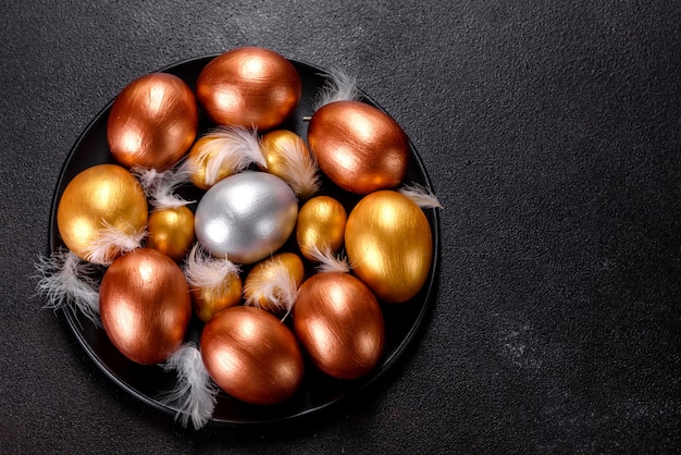 Ovos de Páscoa de ouro e bronze e bolo de Páscoa. Preparação para o feriado