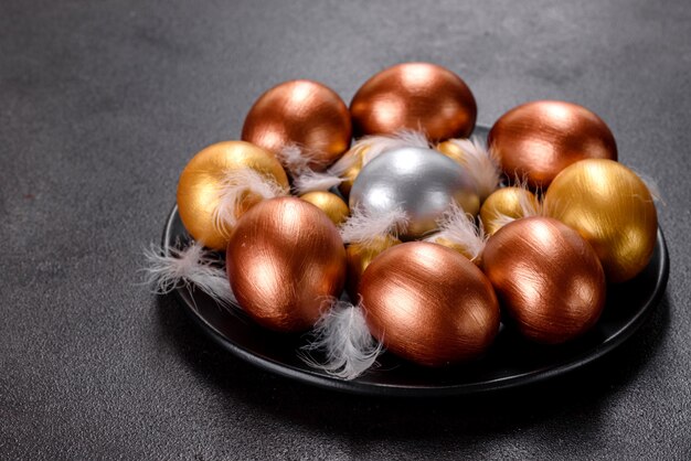 Ovos de Páscoa de ouro e bronze e bolo de Páscoa. Preparação para o feriado