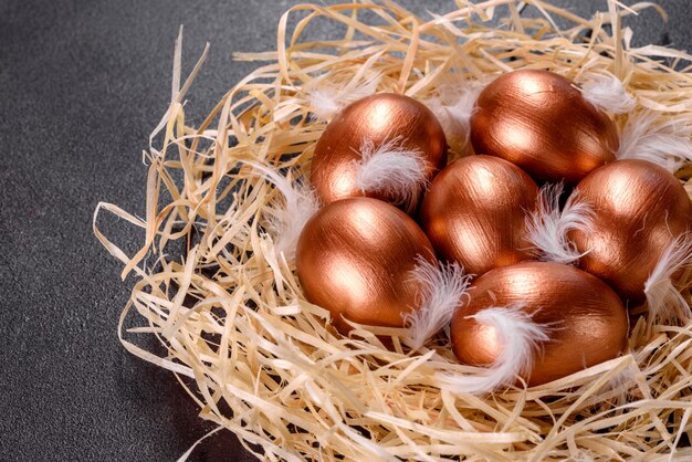 Ovos de Páscoa de ouro no ninho, preparação para o feriado. Ovos de ouro no ninho