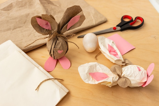 Ovos de páscoa de presente em papel artesanal marrom no formato de um coelho