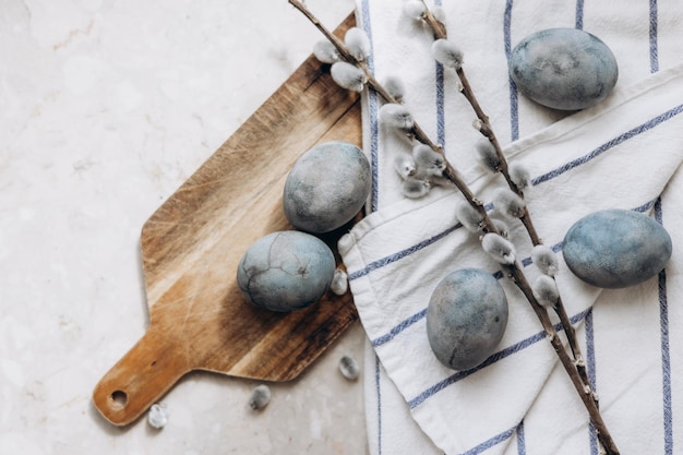 Ovos de Páscoa decorados festivamente pintados com faróis azuis naturais por imersão em chá de jacinto de chá