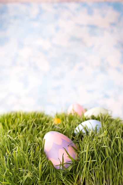 Ovos de Páscoa decorados na grama