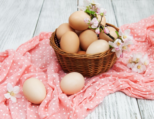 Ovos de Páscoa e flor de maçã