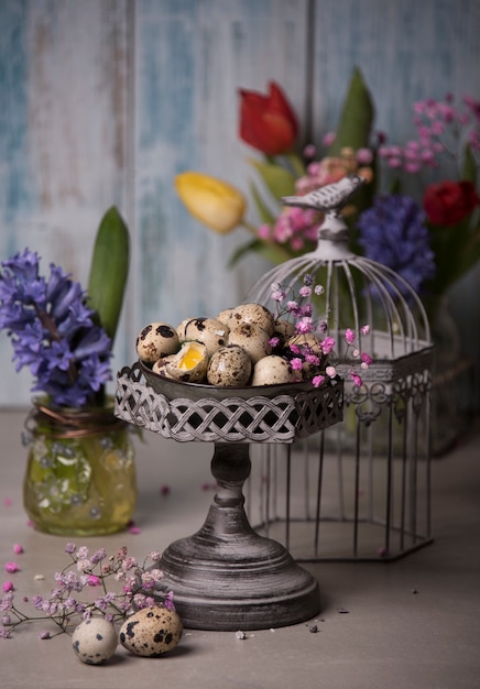 Ovos de páscoa e flores da primavera