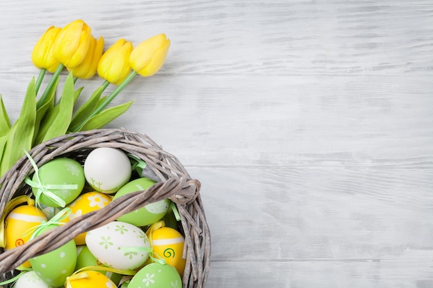 Ovos de Páscoa e flores de tulipa