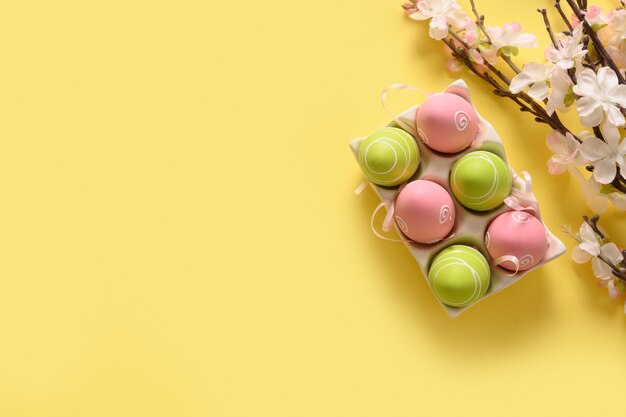 Ovos de páscoa e flores desabrochando de primavera em amarelo