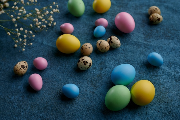 Ovos de Páscoa e flores silvestres em fundo de pano azul