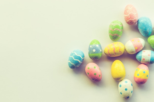 Foto ovos de páscoa e pastel background
