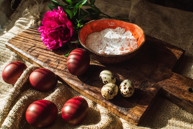 Ovos de Páscoa e ramos de salgueiro de flores 4