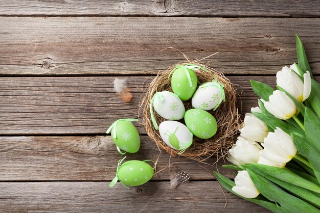 Ovos de Páscoa e tulipas brancas