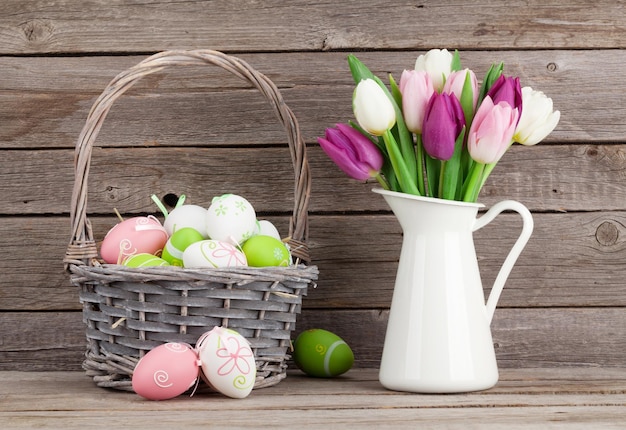 Ovos de Páscoa e tulipas coloridas