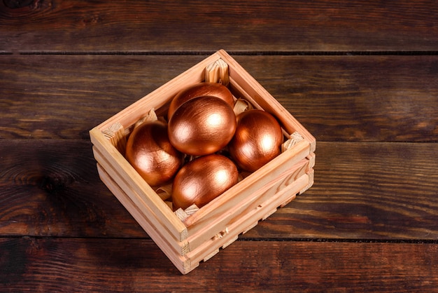 Ovos de Páscoa em caixa de madeira de presente na mesa de madeira escura. Preparação para o feriado