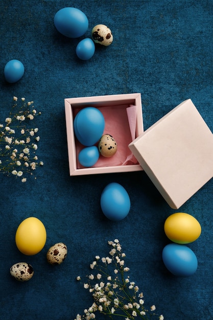 Ovos de Páscoa em caixa de presente em fundo de pano azul