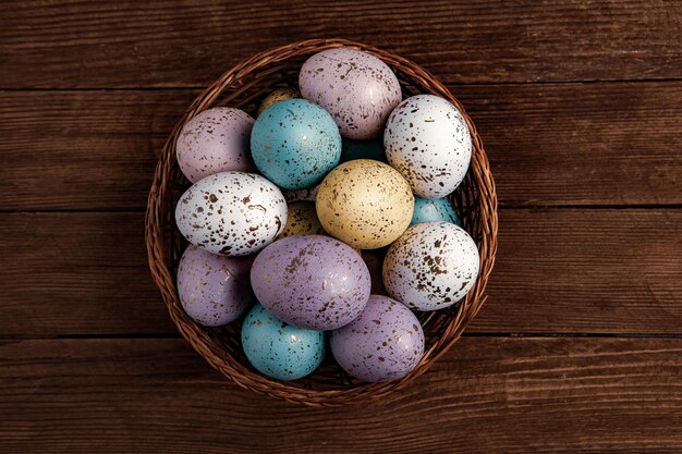 Ovos de páscoa em tons pastel pintados à mão