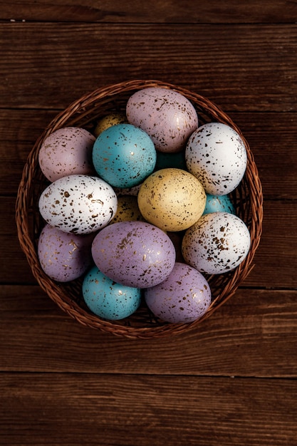 Ovos de páscoa em tons pastel pintados à mão