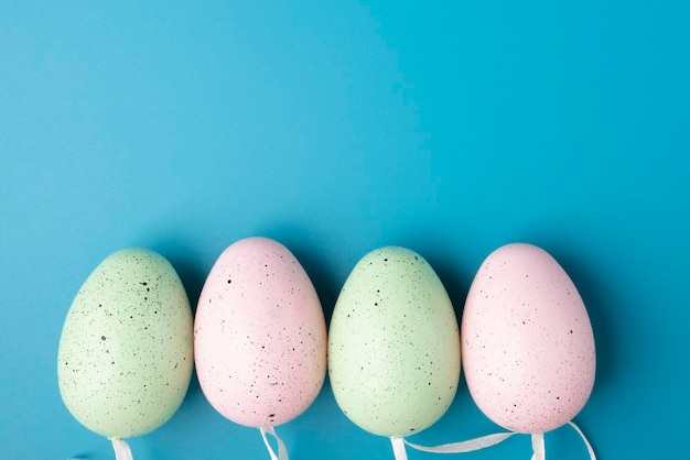 Ovos de Páscoa em um fundo azul em branco para design com espaço de cópia