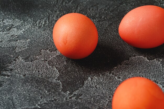 Ovos de Páscoa em um fundo escuro