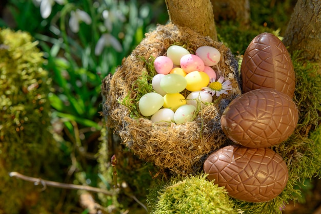 Ovos de Páscoa em um jardim