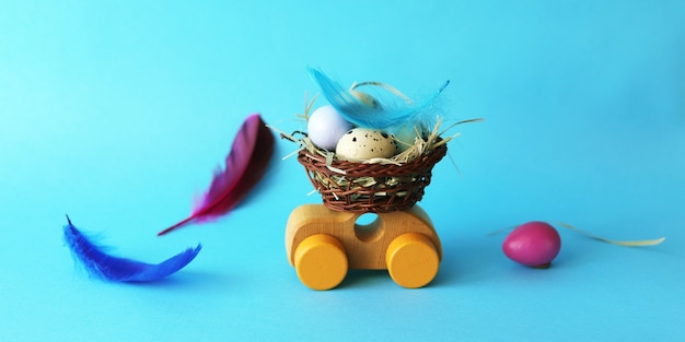 Ovos de Páscoa em uma cesta, decorações em um carrinho de brinquedo