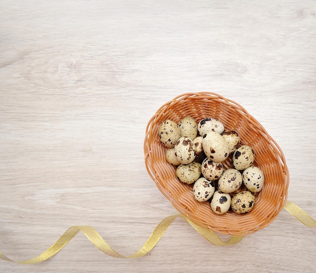 Ovos de Páscoa em uma cesta e uma fita amarela