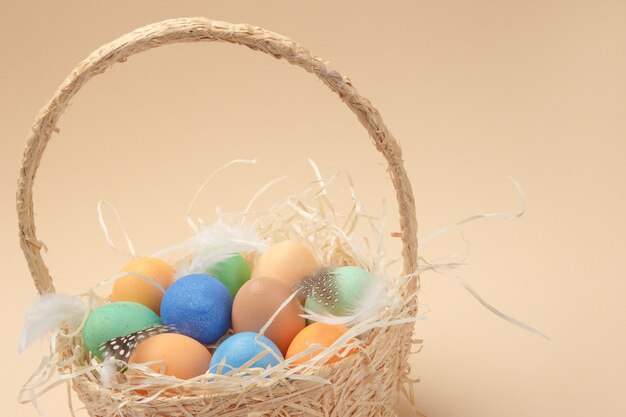 Ovos de Páscoa em uma cesta.