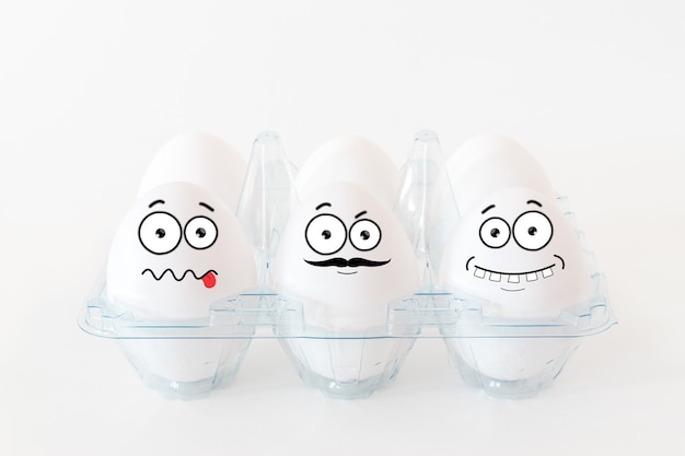 Ovos de Páscoa engraçados com diferentes caras engraçadas