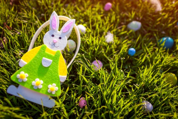 Ovos de Páscoa escondidos na grama de primavera