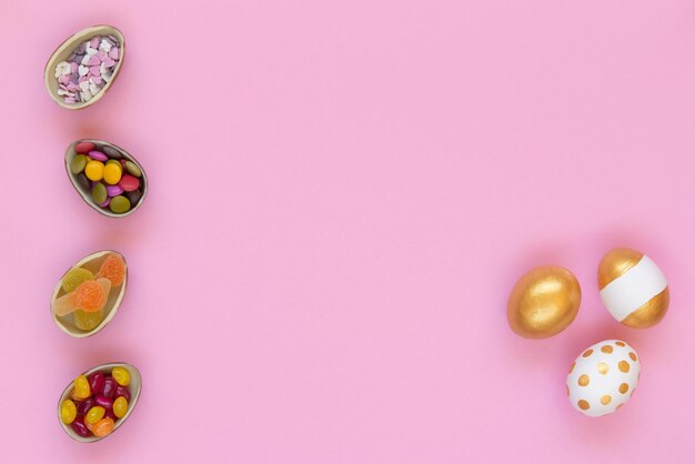 Ovos de páscoa feitos à mão coloridos perfeitos isolados em um branco